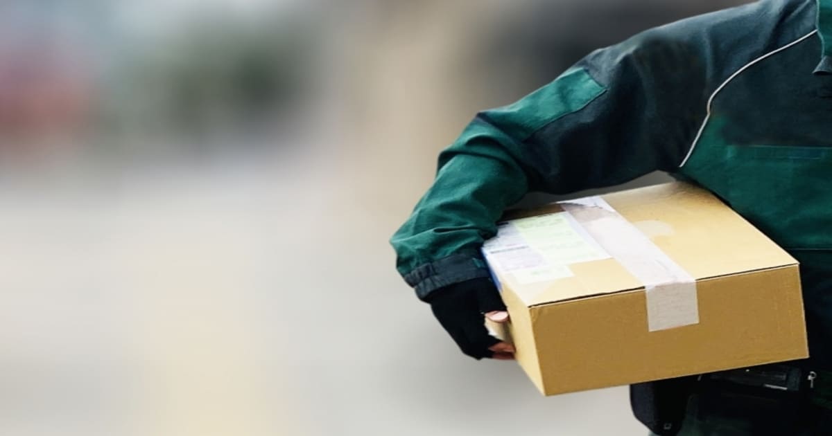 荷物を抱える配達員
