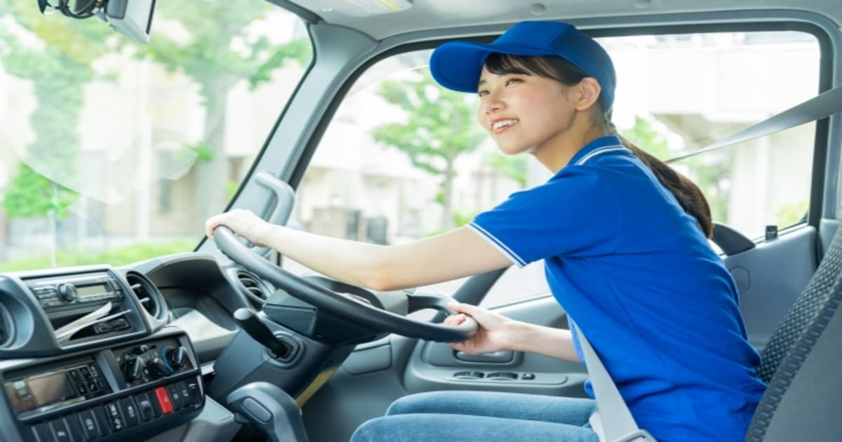 車を運転する女性配達員