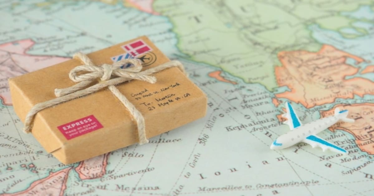 荷物と飛行機のミニチュア