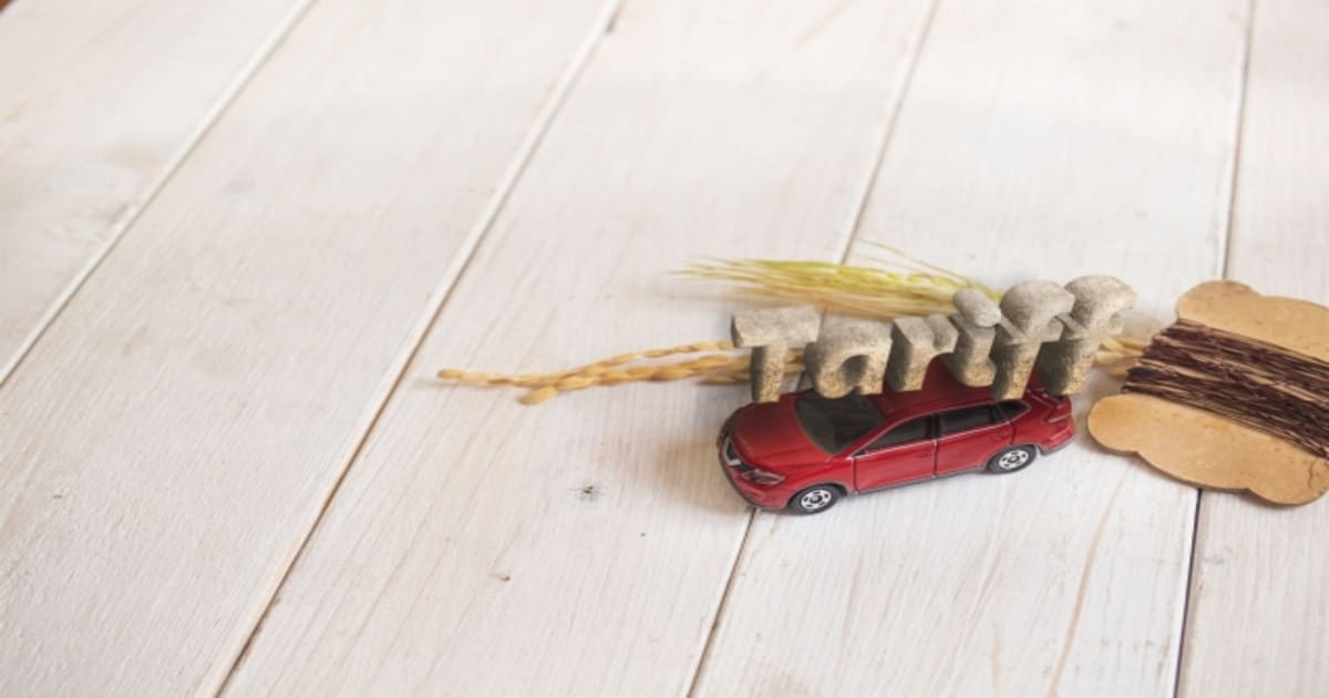 Tariffという文字がのった車のミニチュア