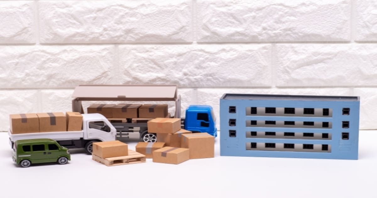 段ボール箱と配送センターのミニチュア