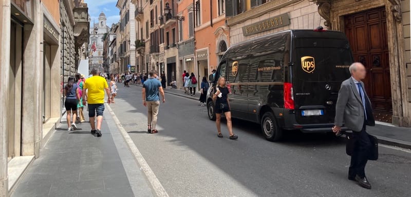 ローマの街並みにあるUPSのトラック