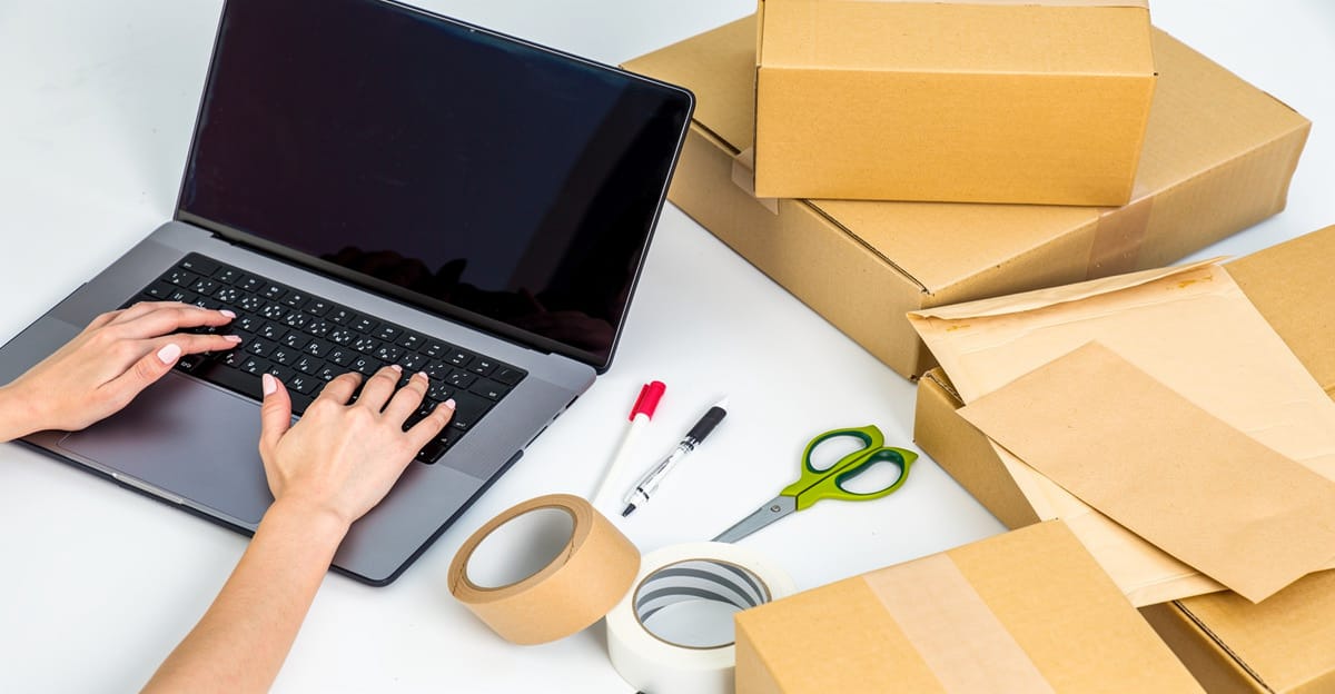 ノートパソコンと梱包資材