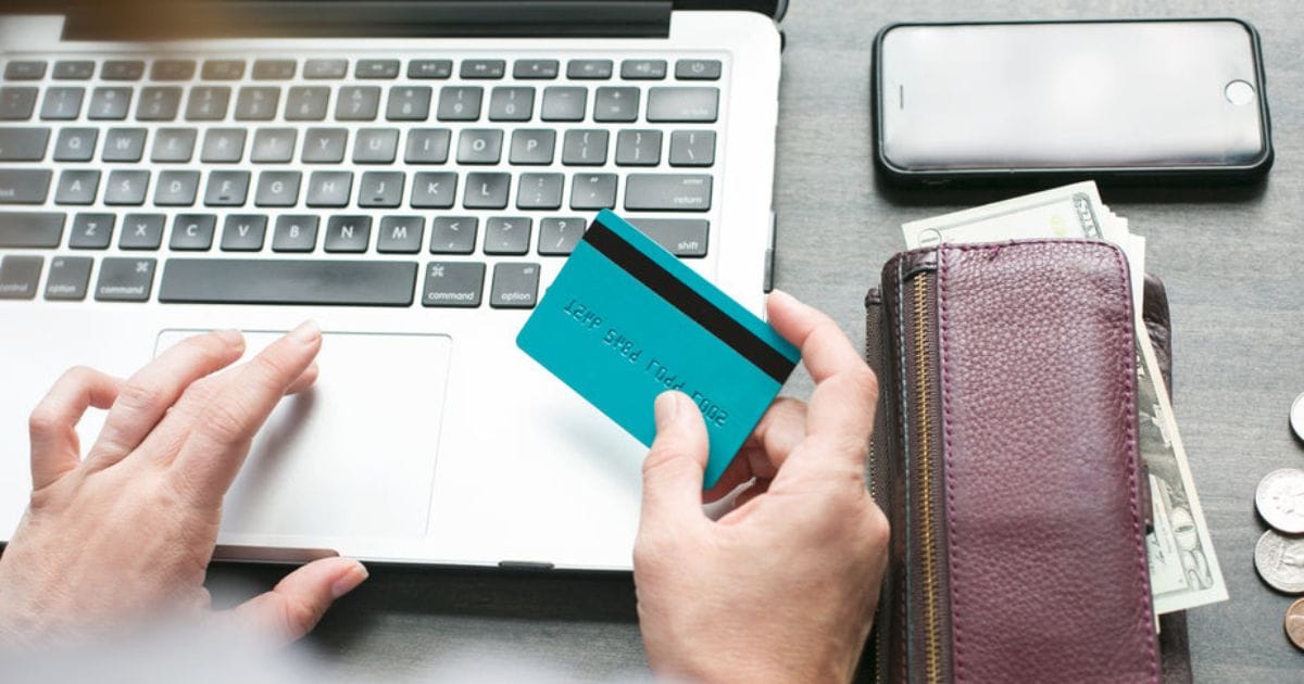 ノートパソコンとクレジットカード