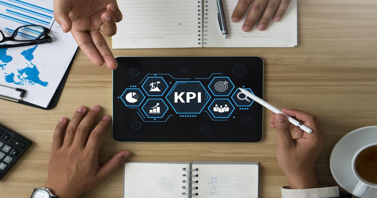 タブレットを用いてKPIについて話し合うビジネスパーソン