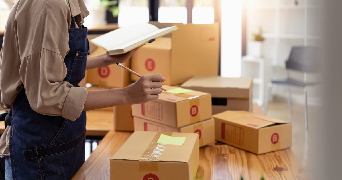 デスクで荷物の検品をしている作業員