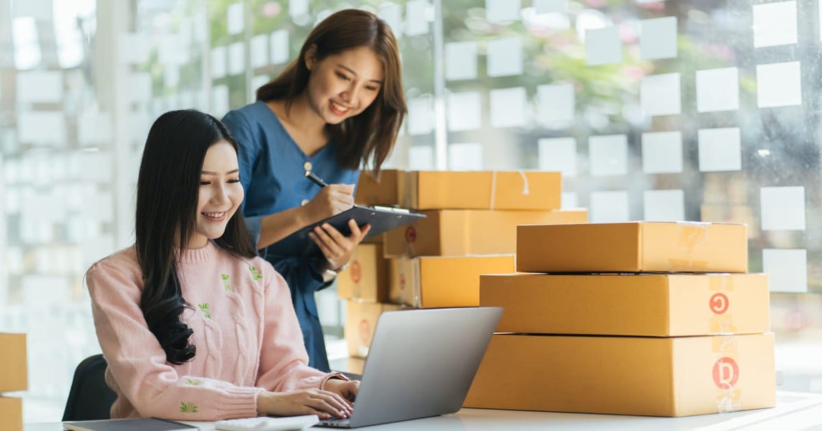 オフィスでEC事業の仕事をする女性