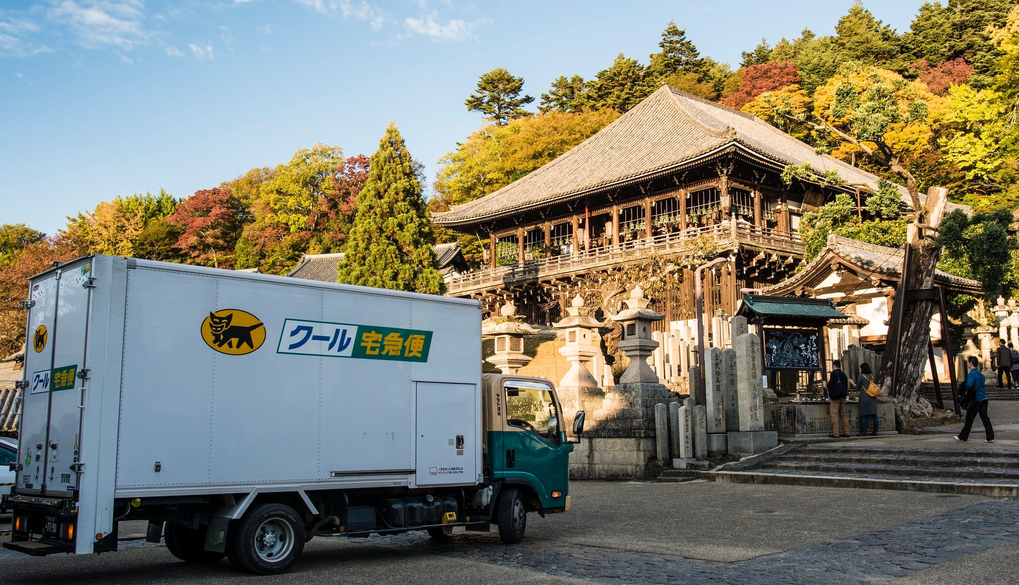 お寺の前に停車したヤマト運輸のトラック