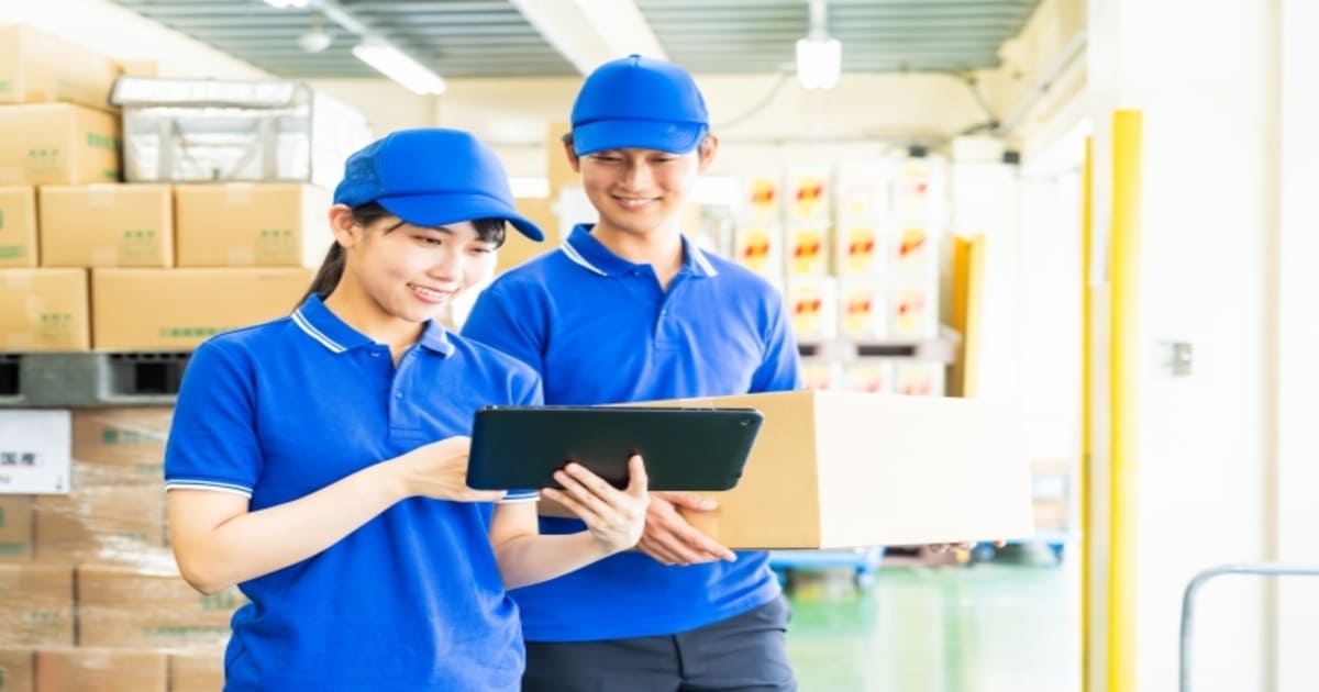 荷物を管理する若いスタッフ