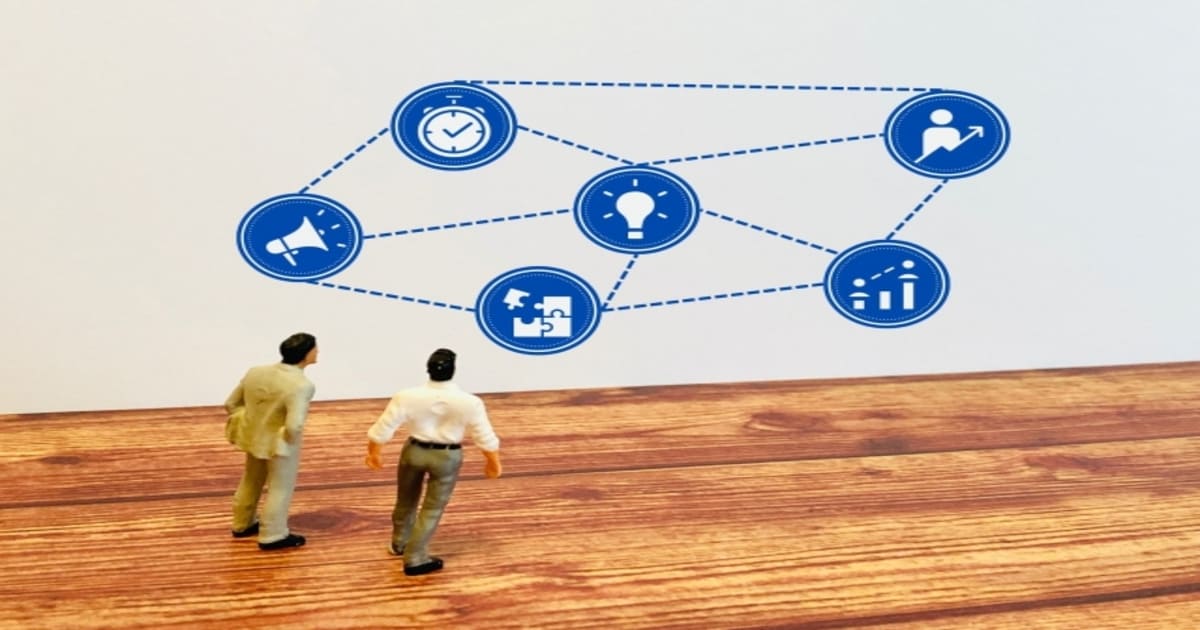 男性のミニチュアと連携のイメージ