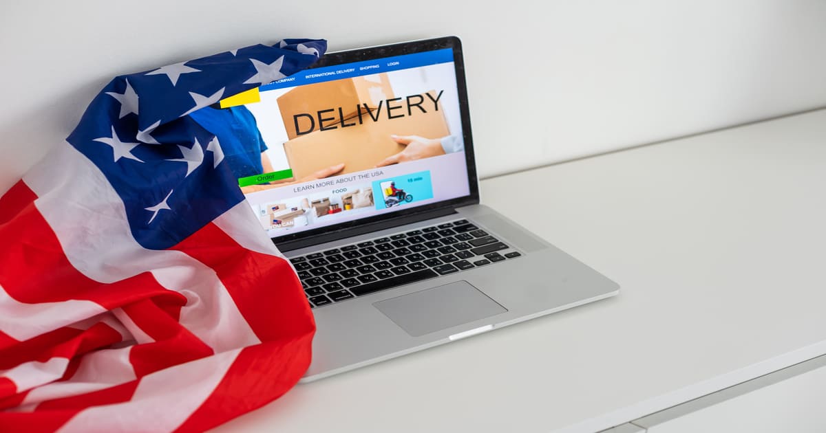  ECサイトにアクセス中のラップトップとアメリカ国旗