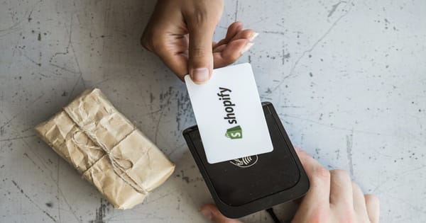 クレジットカードのタッチ決済端末とShopifyと書かれたカード
