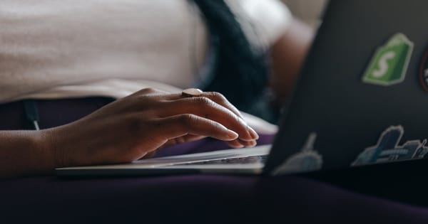 ノートパソコンで作業をする人の手