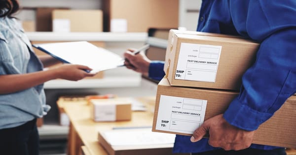 配達員が受取人に荷物を手渡している様子
